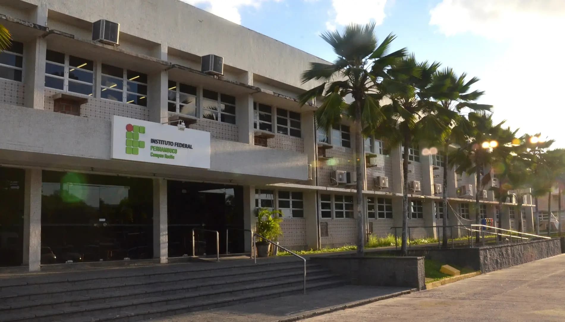 Imagem da fachada do Campus Recife do IFPE.