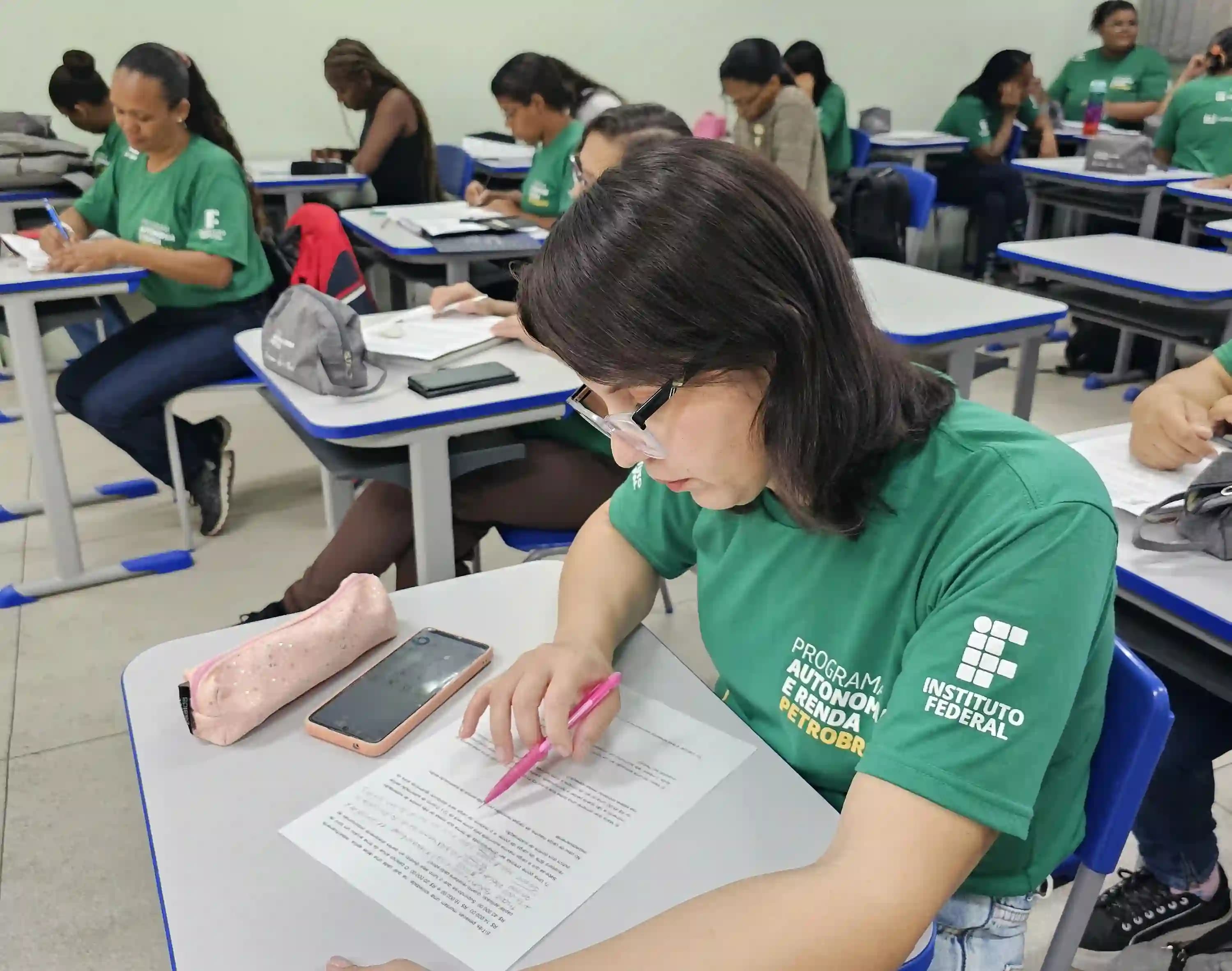 Imagem de estudantes do Programa Autonomia e Renda Petrobras em sala de aula.