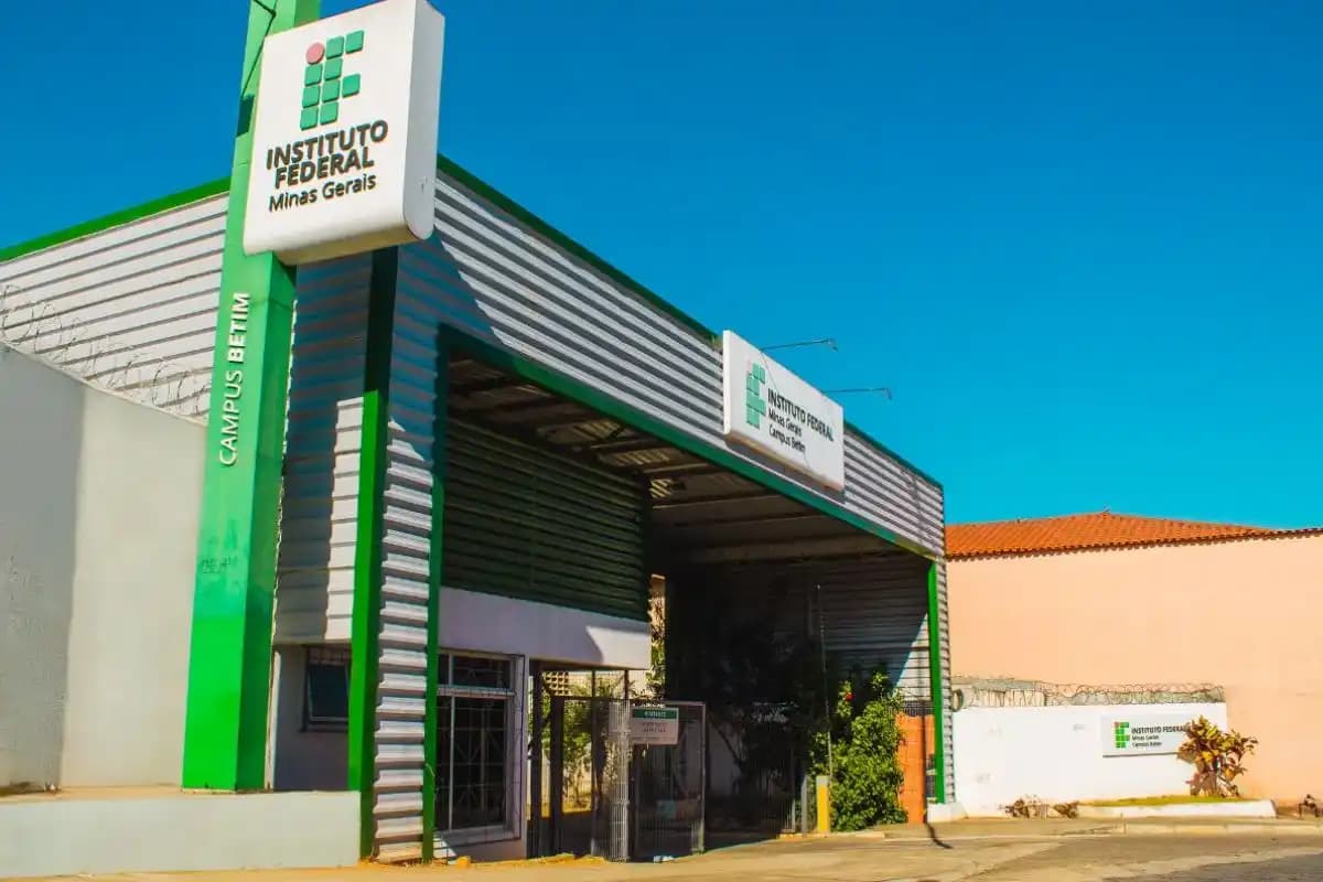 Imagem da fachada do campus Betim do IFMG.