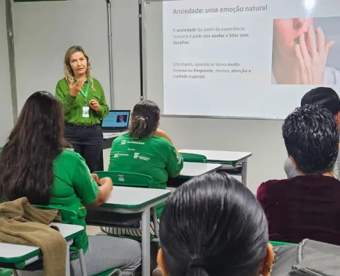 Imagem de estudantes do programa Autonomia e Renda do IFMG assistindo a palestra sobre ansiedade.