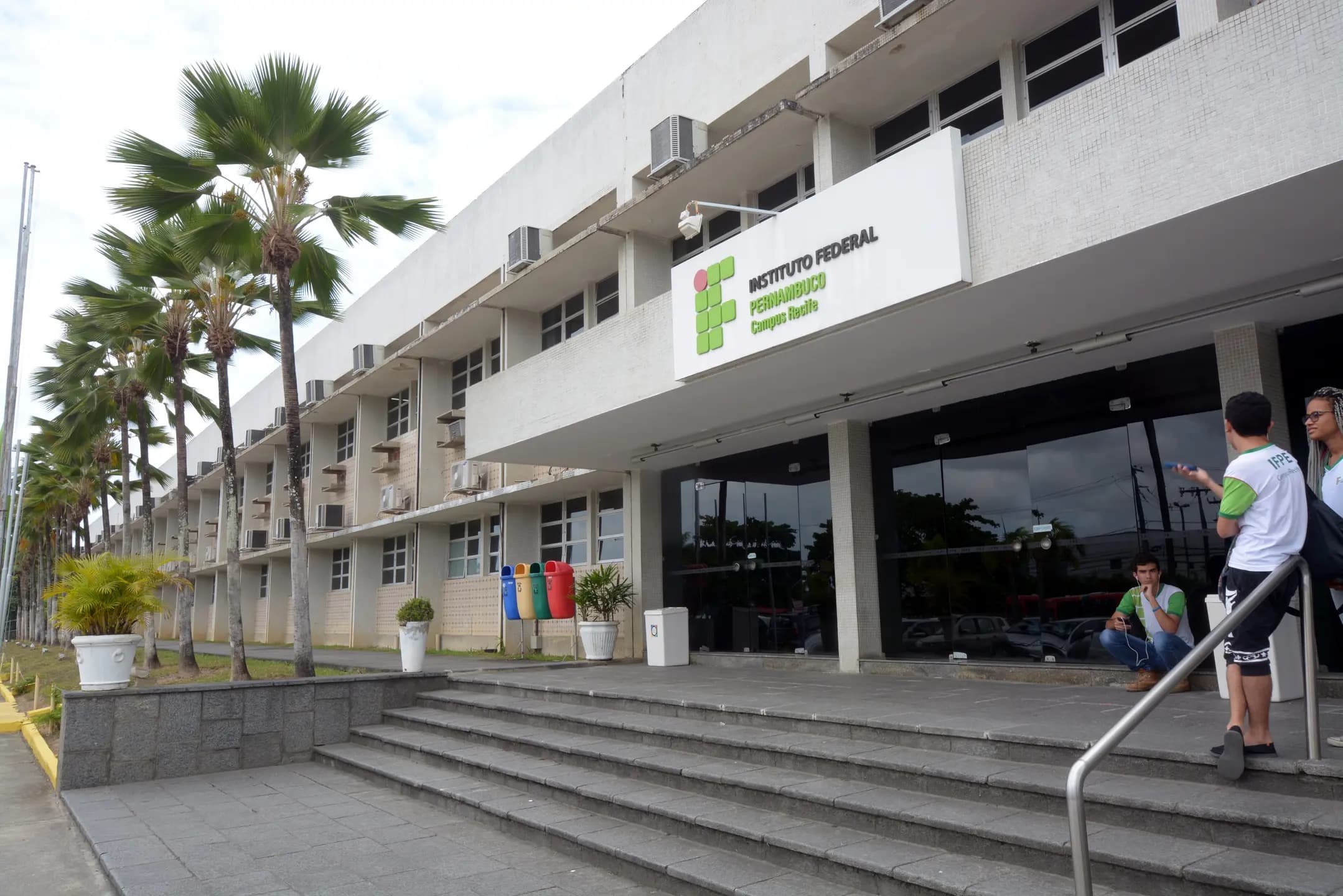 Imagem da fachada do Campus Recife do IFPE.