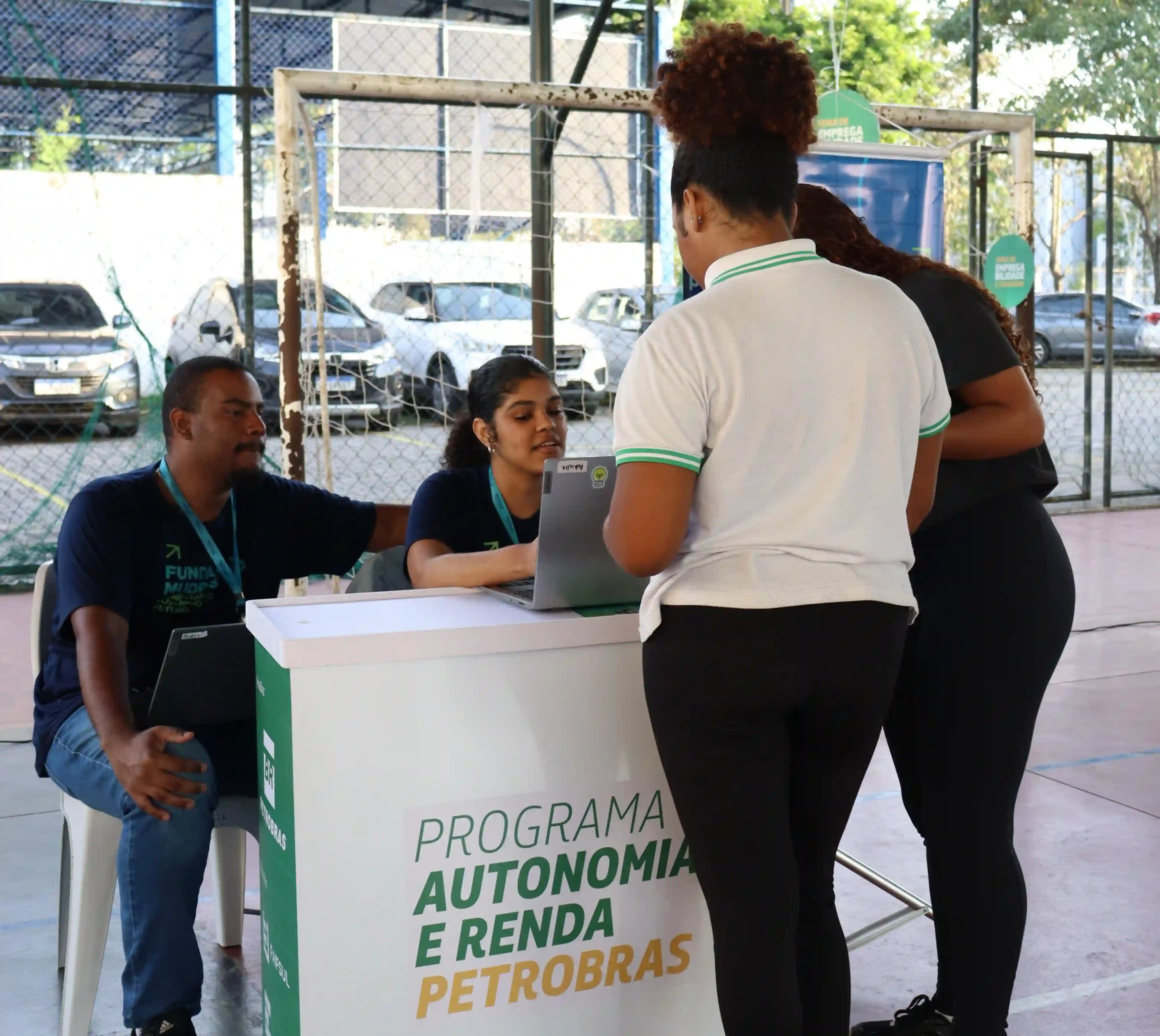Imagem de participantes da feira sendo atendidos por profissionais.
