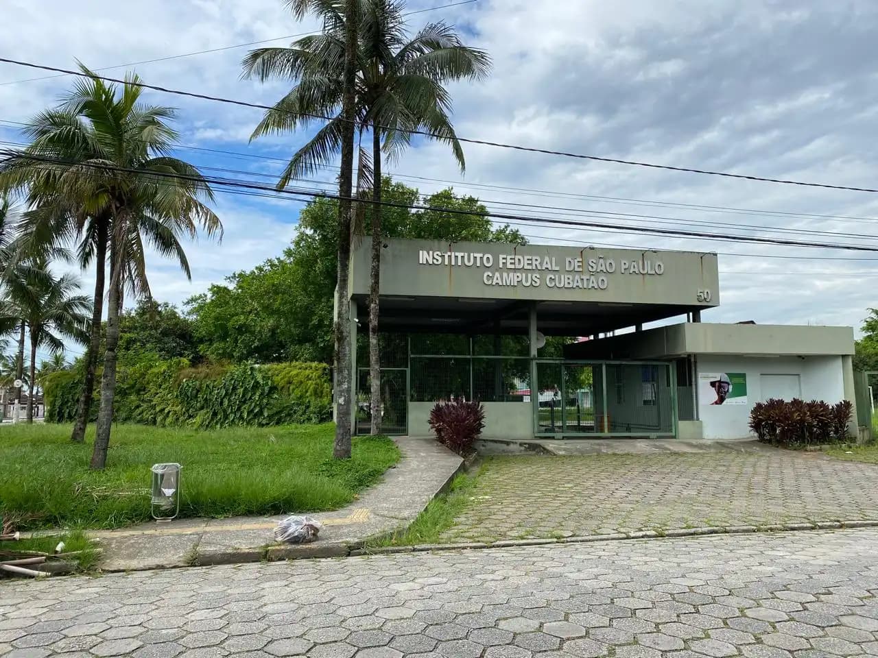 Imagem da fachada do Campus Cubatão do IFSP.