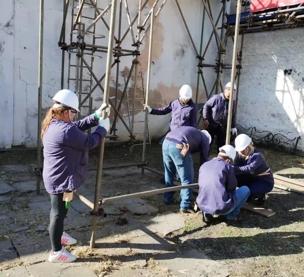 Imagem de estudante do Programa Autonomia e Renda realizando a montagem de um andaime.