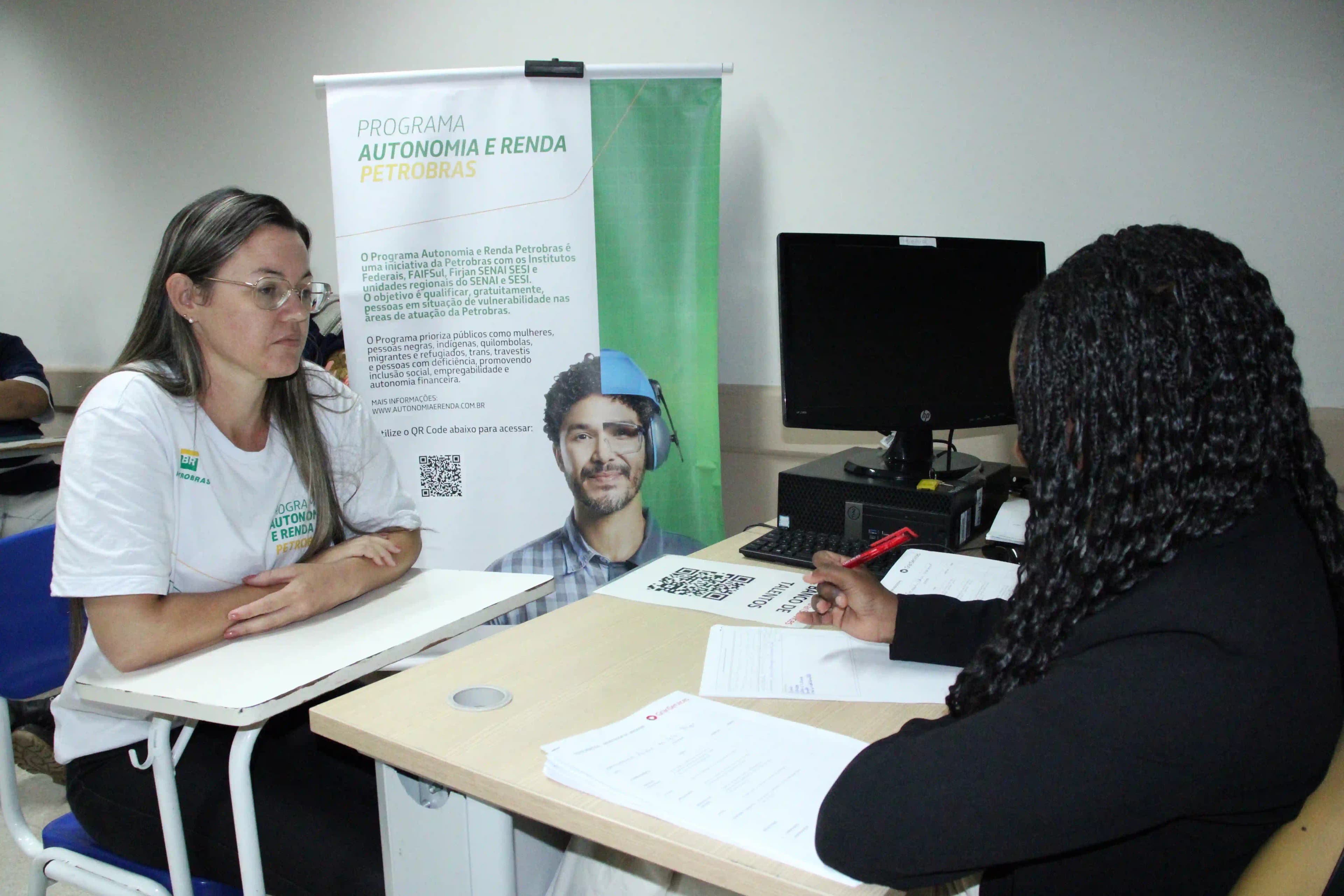 Imagem de uma estudante do senai em atendimento no senai.