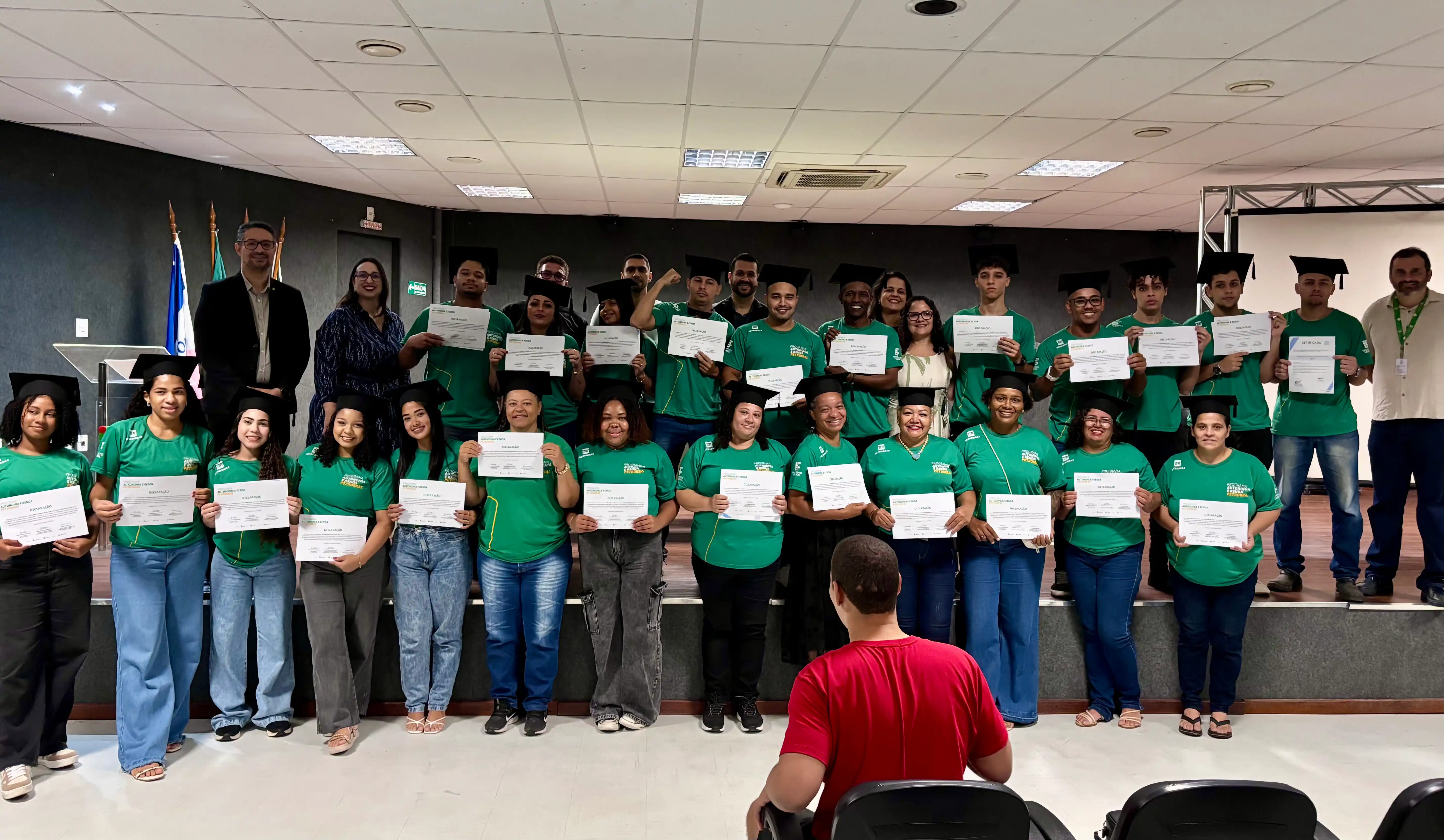 Imagem de estudantes do Programa Autonomia e Renda do IFES exibindo certificado de conclusão de curso.