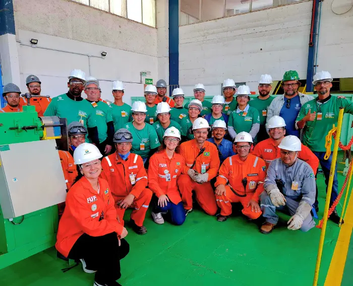 Imagem de estudantes do IFRS em visita técnica.