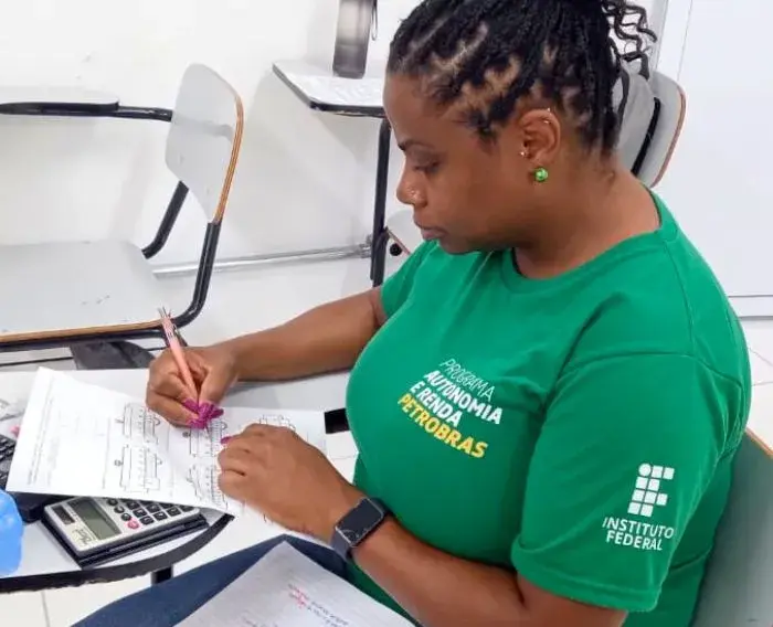 Imagem de uma estudante negra do Programa Autonomia e Renda.