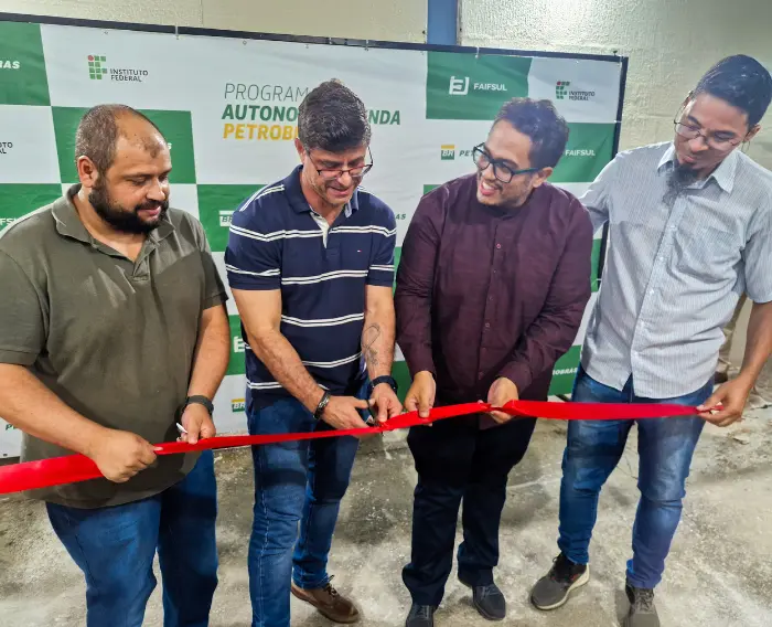 Imagem de quatro homens cortando uima faixa vermelha, simbolizando a inauguração do curso.
