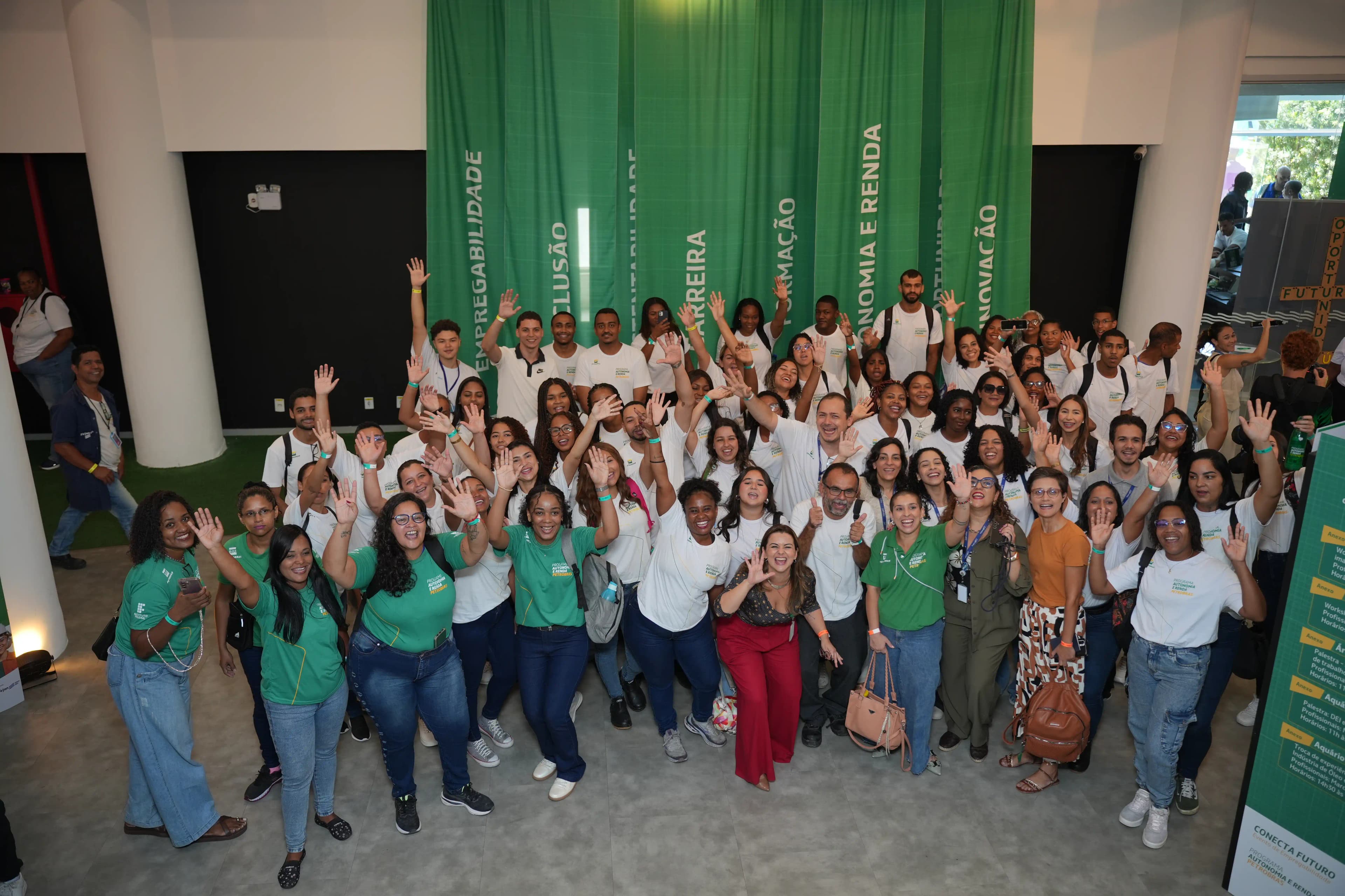 Imagem de estudantes do Programa Autonomia e Renda do Senai em participação no Conecta Futuro RJ.