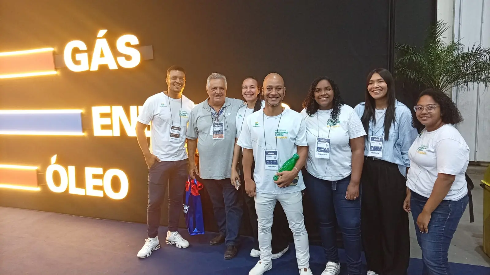 Imagem de estudantes do Programa Autonomia e Renda do Senai em participação no Macaé Energy 2026.